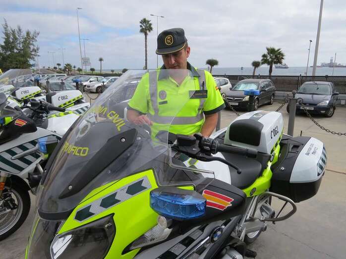 Imagen de archivo de un agente del Destacamento de Tráfico de la Guardia Civil (Foto TA)